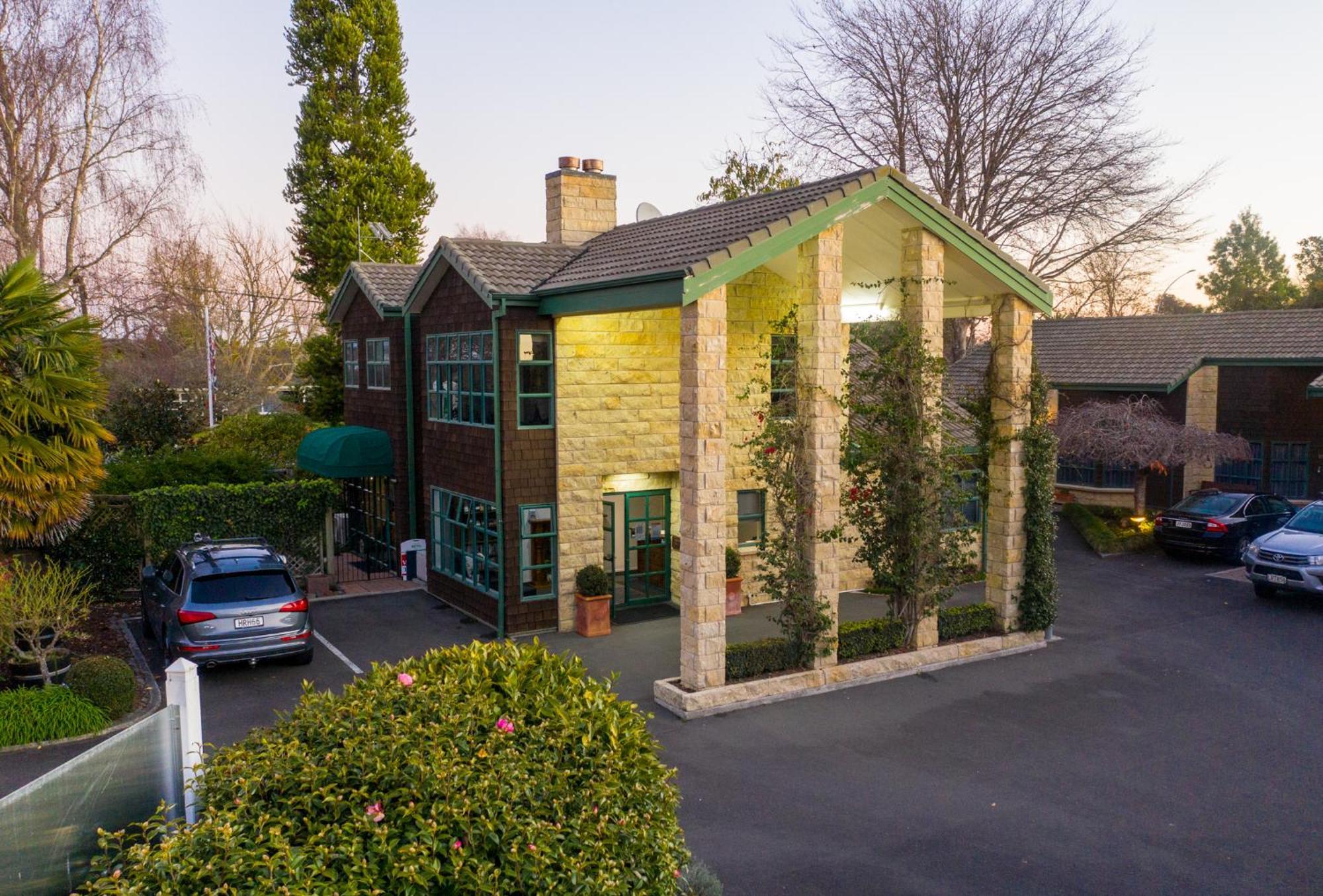 Mews Motel 4*
