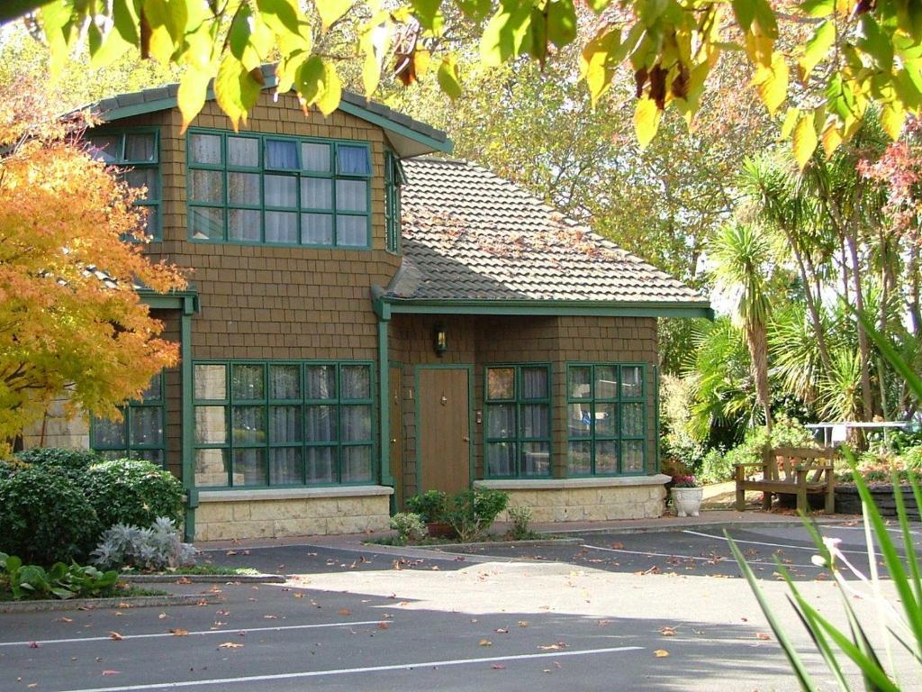 Mews Motel 4*