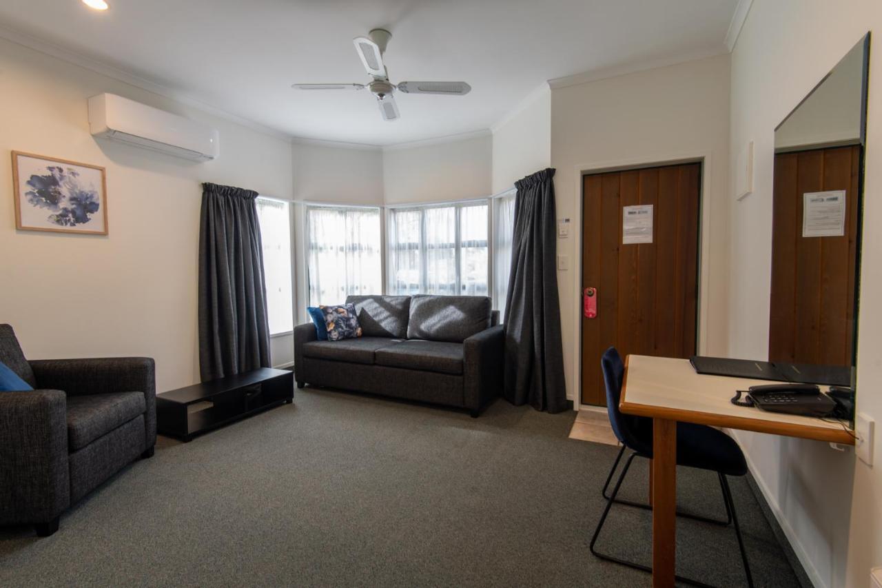 Mews Motel 4*